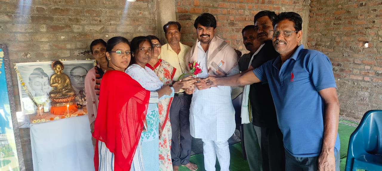 डॉ. निरजभाऊ वाघमारे यांच्या सामजिक कार्याची दखल घेत यवतमाळ शहरातील समता बौध्द विहाराच्या वतीने आज त्यांना शाल, पुष्पगुच्छ देऊन  सत्कार करण्यात आला...